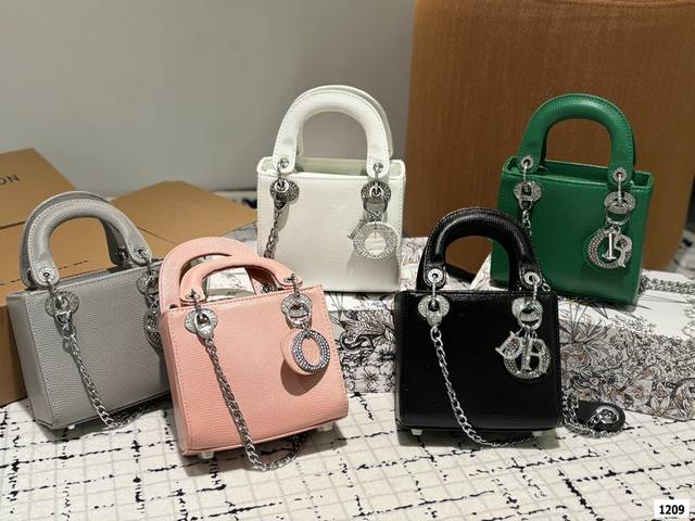 礼盒包装 迪奥dior 高级钻扣鳄鱼纹 3格戴妃包高端品质 可随意对比专柜细节 独家出货 高版本第一批 实拍图一组 我们的版本看实拍 Good Lucky 人手 礼盒包装 迪奥dior 高级钻扣鳄鱼纹 3格戴妃包高端品质 可随意对比专柜细节 独家出货 高版本第一批 实拍图一组 我们的版本看实拍 Good Lucky 人手