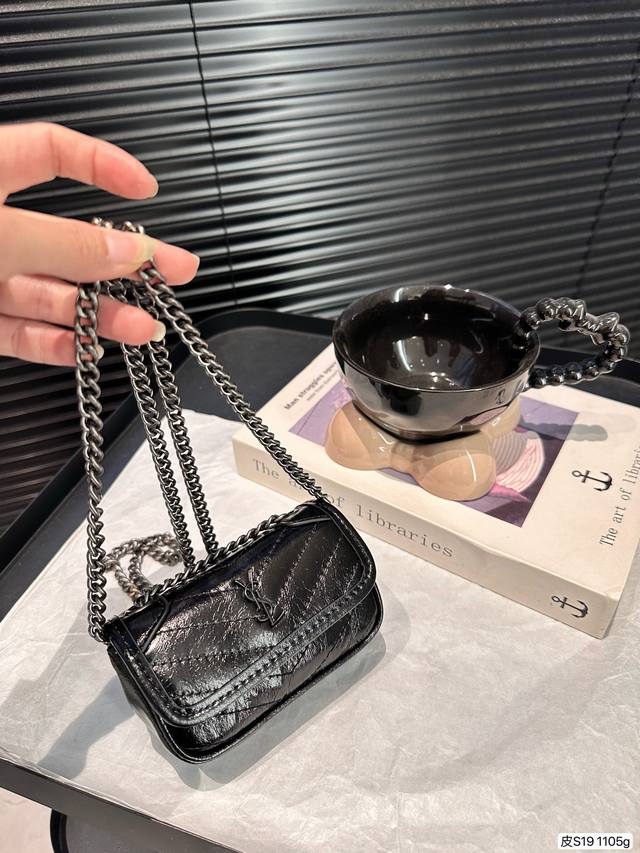 纯皮圣罗兰mini Niki Ysl 超可爱的micro Niki 真的是太太太可爱了也很适合小朋友，辣妈跟自己的宝贝可以配个亲子包呀 尺寸：11 7 货号11