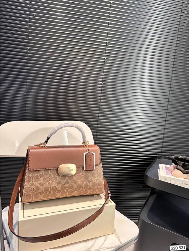 配折叠盒 蔻驰方包 Coach放大招！12月新款eliza 系列真的太好看了！简约设计，真的让人眼前一亮！颜色简单又不失优雅，时尚感满满,轻轻松松搭配出时尚感，