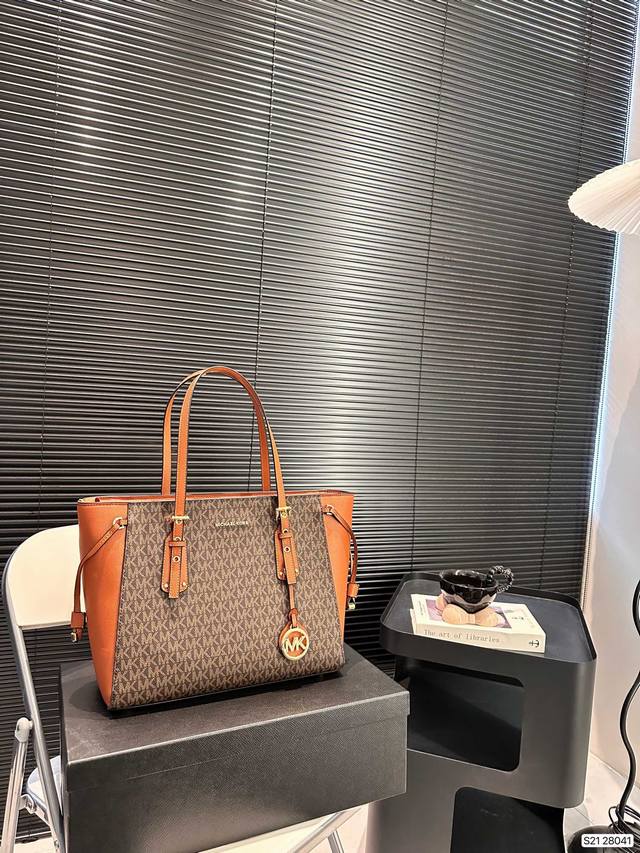 配盒子 Mk Voyager托特包 特别适合宝妈，或者日常通勤，巨能装。可以放下平板，平板电脑，短途旅行可以直接放几套衣服啥的，比较实用。尺寸：33 26 货号