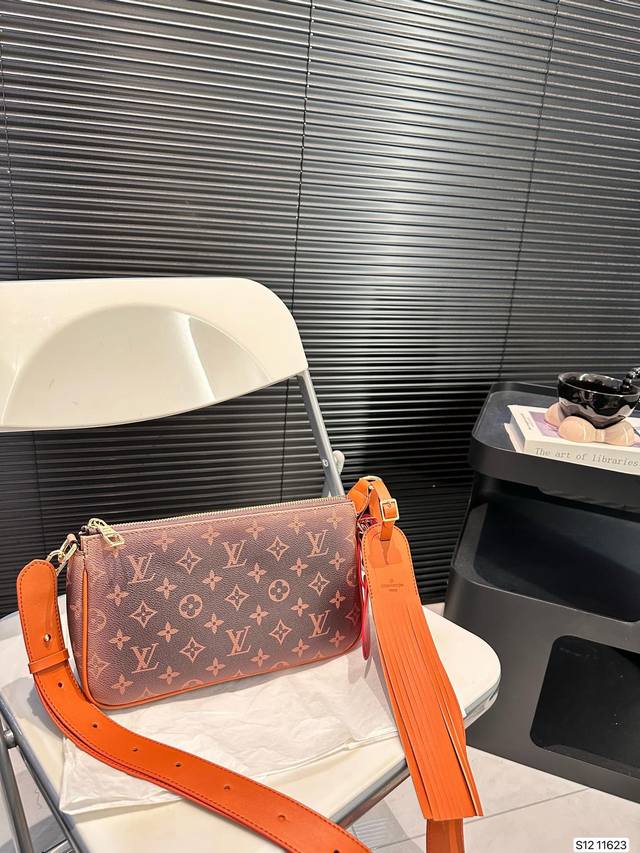 Lv麻将包 本款pochette Accessoire Xl手袋取材monogram Eclipse 涂层帆布，以俊朗笔触重绎1990年代的经典设计。充裕拉链主