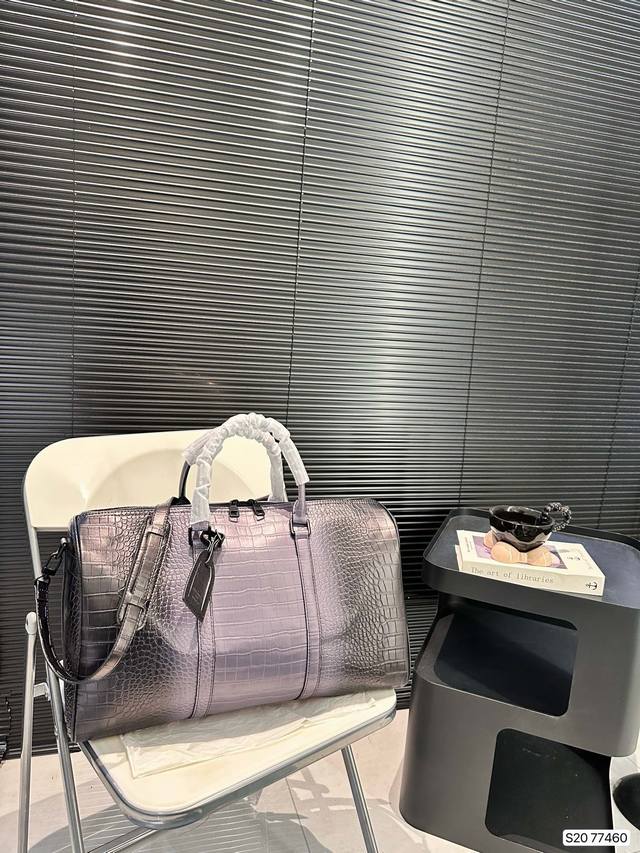 Lv 旅行袋真的超能装 出门旅行首选重点是拿起来超级飒时尚达人必备单品之一 尺寸：45 27 货号77460