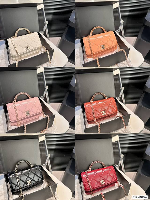 配折叠盒子 Chanel 香奈儿 新款手提链条包 时时刻刻展现最美的你。可手提，单肩，斜挎，尽显女人优雅气质，是一款超级百搭的休闲链条包尺寸 19 13货号41