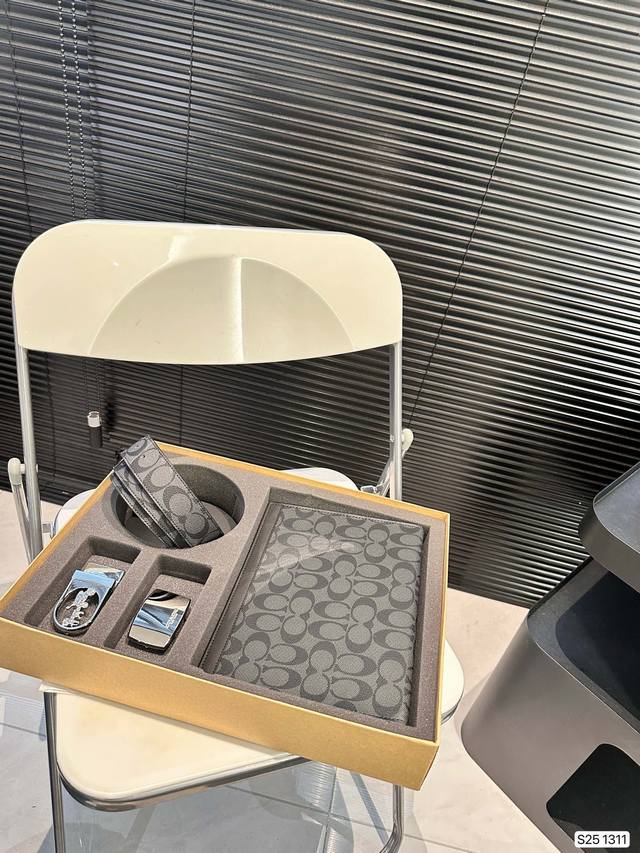 配盒子 蔻驰洗漱包套盒 手包+腰带 送礼佳品,年轻活力,可谓一举两得 尺寸:26 20 货号1311 配盒子 蔻驰洗漱包套盒 手包+腰带 送礼佳品,年轻活力,可谓一举两得 尺寸:26 20 货号1311