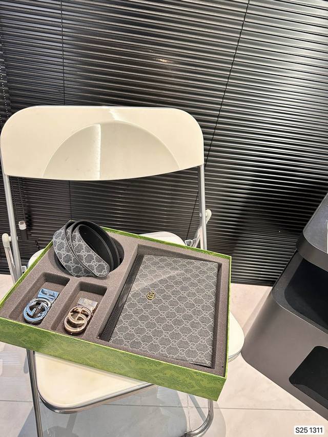 配盒子 Lv洗漱包套盒 手包+腰带 送礼佳品，年轻活力，可谓一举两得 尺寸：26 20 货号1311