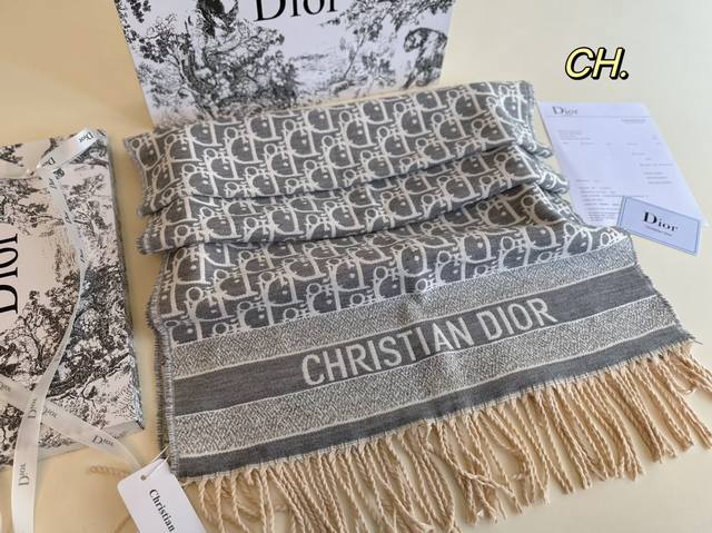 配盒纸袋 Size180×49 Dior 迪奥秋冬必备韩系围巾 很柔软保暖的一款围巾 百搭实用也做披肩， 不仅好看又可以保暖～ 随手一搭就很好看
