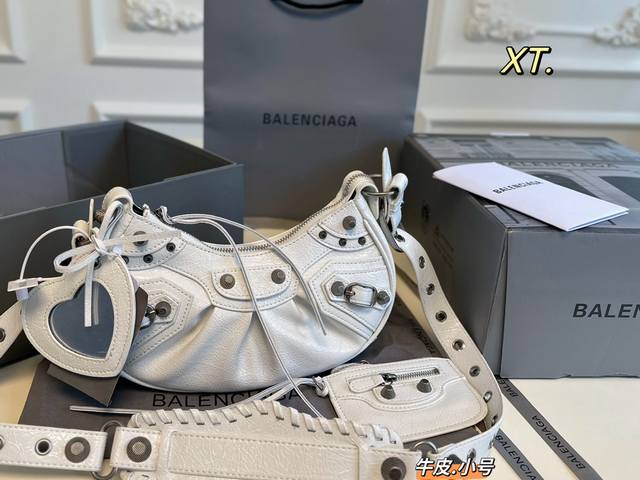 小号 牛皮 折叠盒飞机盒 Size：25×13 Balenciaga巴黎世家新款月牙机车包 新款机车包系列重磅新款王炸登场～ 可调节编织肩带和外挂皮革卡包心形挂