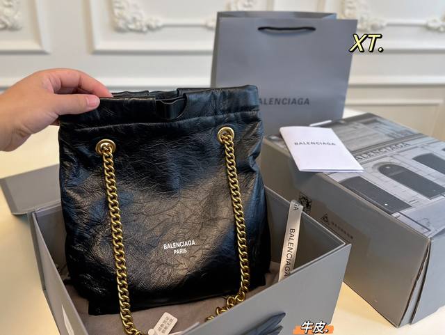 牛皮 折叠盒飞机盒 Size：21×26 Balenciaga巴黎世家新款crush Tote 垃圾袋 保底褶皱设计，上身非常帅气～ 链条可调节 可单肩腋下也可