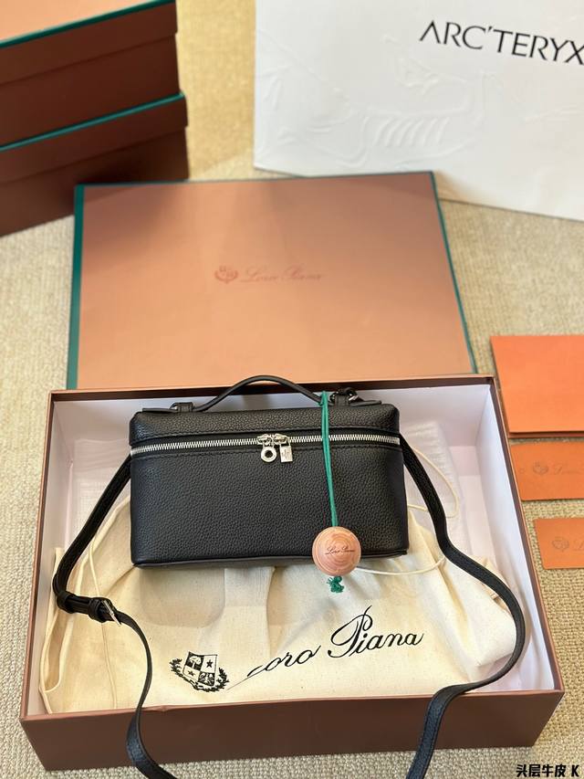 头层牛皮 Bag Of Parody #新品＃Lp饭盒包 今年超火的饭盒包 简约百搭 几何设计的双拉链开合 一眼吸睛 立体感十足 拱型手提蒂方便舒适 另赠长肩带