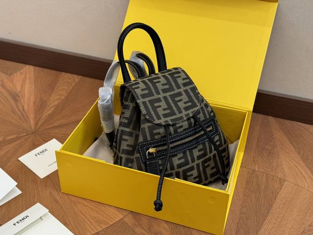 配盒 Size：20*22Cm 芬迪可爱与时尚并存的双肩老花双肩包 老花搭配金扣真的好看~ 中古有味道的单品！