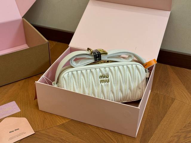 配飞机盒折叠盒 Size：25*12Cm Miumiu 法棍包包， 特别喜欢这个宽肩带的设计！ Miumiu的坑真的好仙女好好看！ 真的很有质感！ 可斜挎可手拿