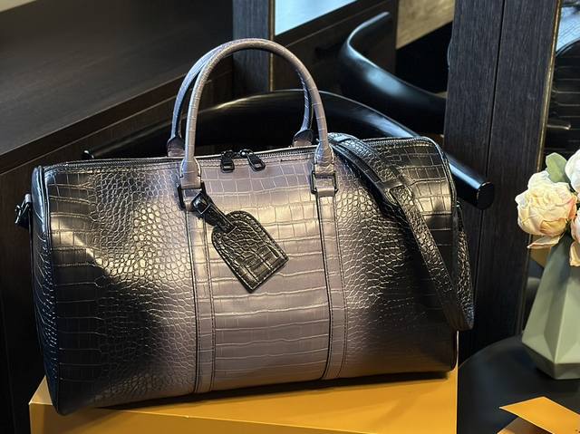 Lv 旅行袋 机场旅行包来咯lv专柜同款旅行包 范冰冰 杨幂 刘涛各路大牌明星同款我有自留一直在用每个摩登旅者 都要拥有一只帅气能装的旅行袋 时尚爆发款火热来袭