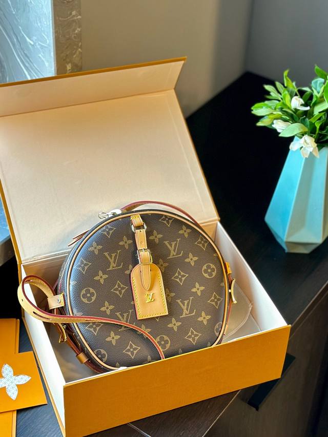 原单 折叠礼盒 Lv 原版苹果包 配牛皮圆饼包24K金五金 经典的路易威登帽盒摇身变为此款风格可爱的随身小袋。小巧而实用 可放置一台iphone 7手机 ，双版