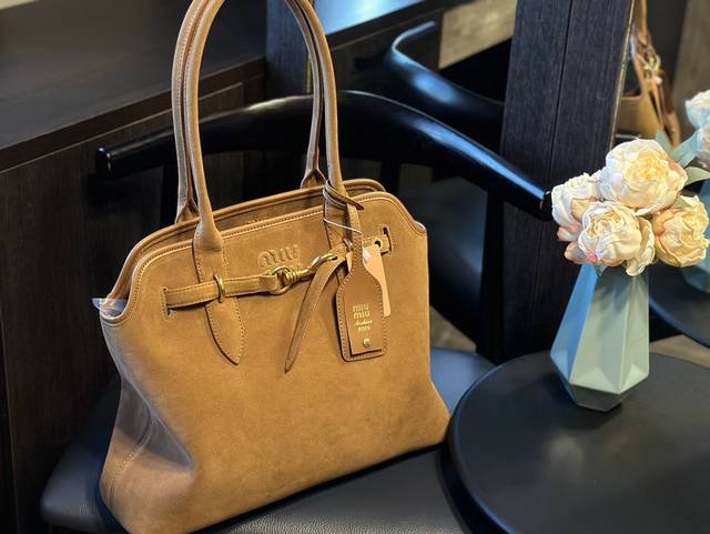 麂皮 Miumiu Aventure 公文包 贝壳包 酷酷的慵懒感洋气且时髦，还有一丢vintage感，超有调 上班通勤，日常出街都超出片，很有年轻人的活力，越