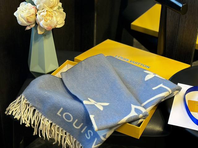 羊绒 礼盒+25元 Size：70*180Cm Lv 新款提花双面围巾 双面可用 羊毛手感超级厚实柔软舒服 自带高级气场， 稳稳的“高段位”