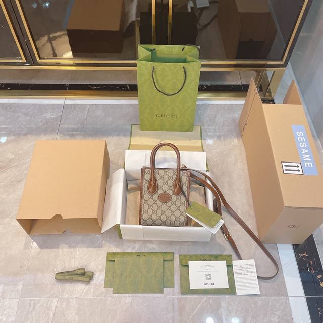 原厂皮 折叠礼盒 官网飞机箱 Gucci 琴谱包 小tote 非常极简的设计，没有一丝一毫的多余！ 男生背也真心合适，非常干净大气且复古！ 可斜挎可手提，耳熟能