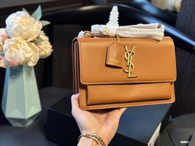 牛皮 折叠礼盒 Ysl 王子文同款 无敌经典款牙签纹sunset日落包原厂皮版本！出了这么长时间热度依然不减，可见它受人喜欢的程度非同一般！高品质原厂正品皮，正