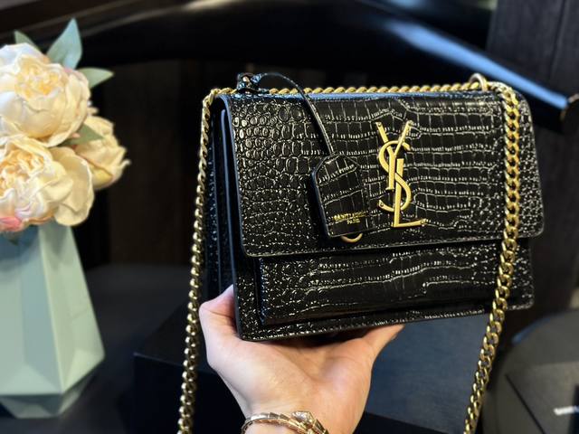 鳄鱼纹牛皮 折叠礼盒 Ysl 王子文同款 无敌经典款牙签纹sunset日落包原厂皮版本！出了这么长时间热度依然不减，可见它受人喜欢的程度非同一般！高品质原厂正品