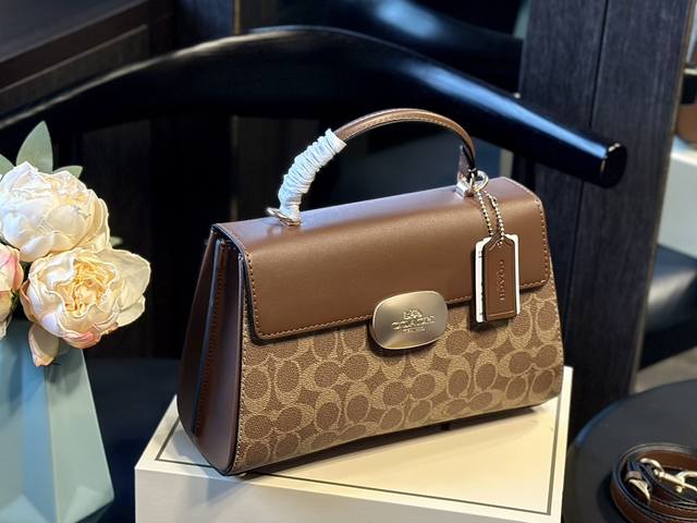 牛皮 折叠礼盒 Coach 新品 Eliza 系列手提包 Coach新品来咯 全新系列eliza 系列链条包 员8 适合日常出行和旅游出行使用 方便的链条可以斜