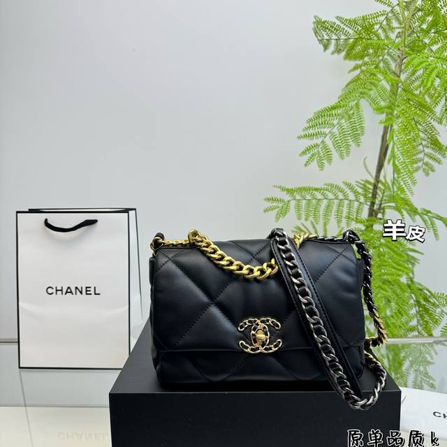 折叠盒 最能hold的住任何身段的搭配一定不会出错 Chanel19手袋口盖包 轻盈绵柔质感山羊皮结合大菱格设计元素三种背法:斜挎、单肩、手提 链条拼接:古金、