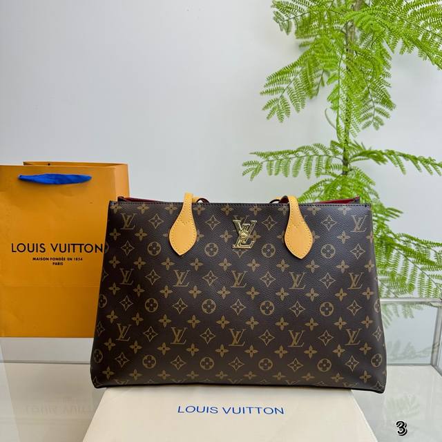 无盒 Lv 中古 Tote 网红爆款 这款包真是太有味道了 浓浓的复古风情 的精髓体现的淋漓尽致 挺括明快的线条与丰富的经典设计细节彰显独特魅力：时尚而实用的都