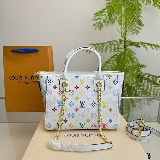 无盒 新品推荐托特包 重磅推荐 款式超受美亲们欢迎真哒是人手必备一只 兼具定型包优雅和轻松慵懒休闲范 充满时尚感 尺寸 26.21Cm 无盒 新品推荐托特包 重磅推荐 款式超受美亲们欢迎真哒是人手必备一只 兼具定型包优雅和轻松慵懒休闲范 充满时尚感 尺寸 26.21Cm