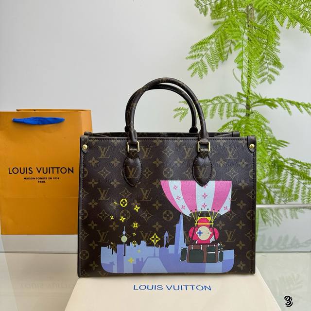 无盒 Lv 限量涂鸦新品 Onthego 购物袋 好多网红潮人都在背 单肩背这款包看着简单，搭配起来特别有范！尺寸：34.27Cm