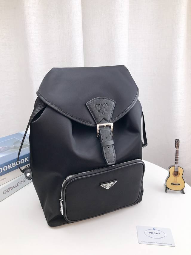 礼盒包装 普拉达 Prada 尼龙双肩包 男生女生出门逛街装东西都很 Ok 上身就是调皮随意感 降落伞尼龙材质超耐用 尺寸37*28Cm