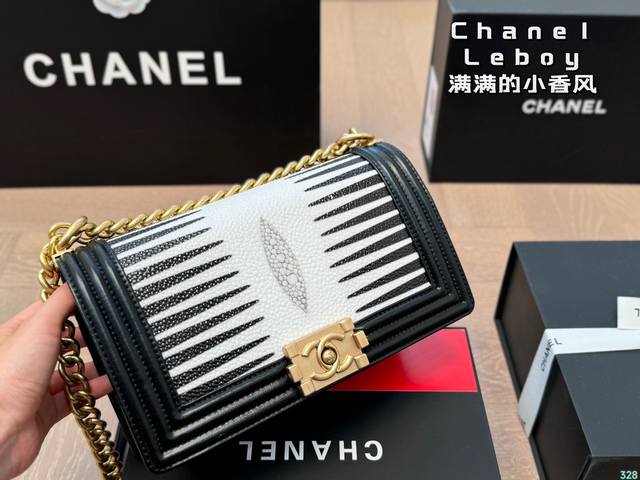 香奈儿辣妈包 Chanel Leboy满满的小香风 可爱飒酷女孩必备 超级抢眼 Chanel 真叫人无法抗拒 尺寸：25 14