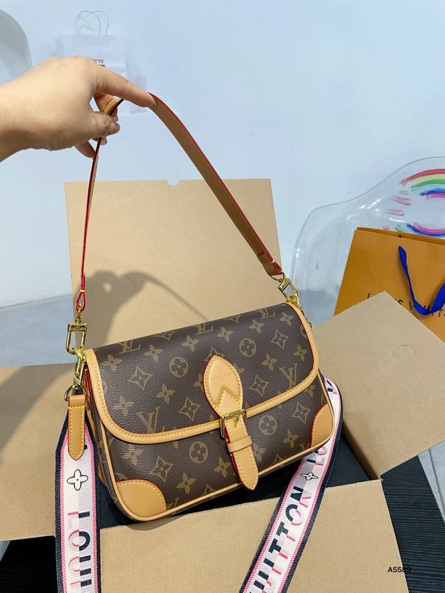 折叠盒 Lv 法棍包 邮差包 翻盖手袋,网红爆款 这款邮差包真是太有味道了 浓浓的复古风情 的精髓体现的淋漓尽致 挺括明快的线条与丰富的经典设计细节彰显独特魅力 折叠盒 Lv 法棍包 邮差包 翻盖手袋,网红爆款 这款邮差包真是太有味道了 浓浓的复古风情 的精髓体现的淋漓尽致 挺括明快的线条与丰富的经典设计细节彰显独特魅力