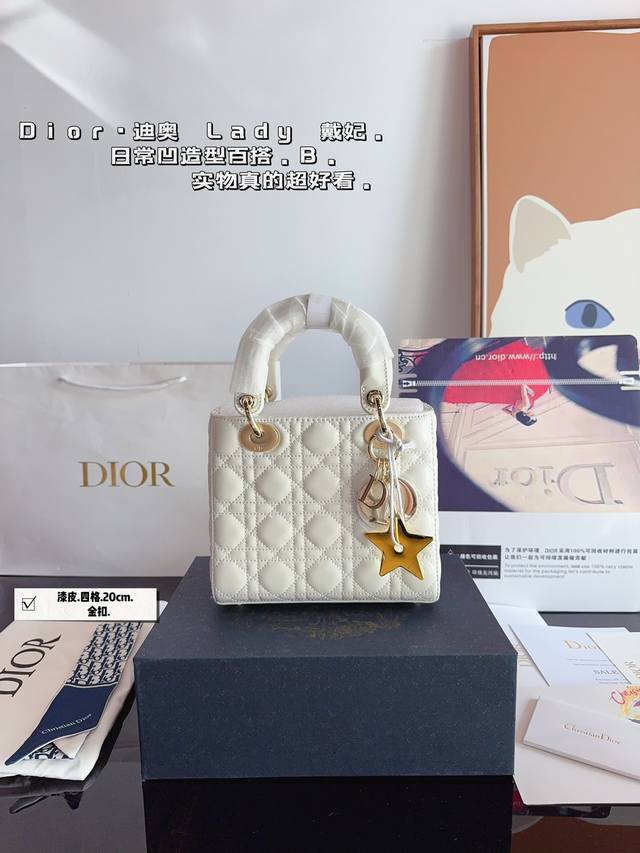 配礼盒. 迪奥 Lady 戴妃 戴妃包是dior包包里蕞经典的一款 某种程度已经作为代表 Dior包包的标志 也是名媛的象征款 因为它的自带优雅端庄风范 经典款 配礼盒. 迪奥 Lady 戴妃 戴妃包是dior包包里蕞经典的一款 某种程度已经作为代表 Dior包包的标志 也是名媛的象征款 因为它的自带优雅端庄风范 经典款