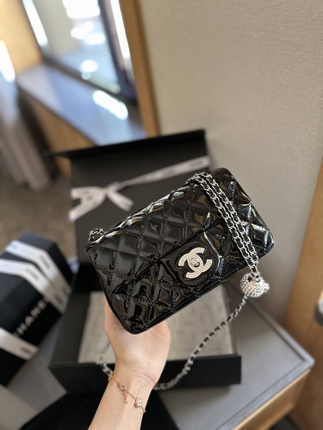 折叠礼盒 Chanel钻球漆皮系列 俗称方胖子！Cf系列绝对是必入手系列，除了是经典百搭的万年推荐款之外，从jumble到mini，每个size都很好满足每个女