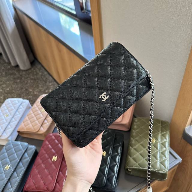 牛皮 “折叠礼盒官网飞机盒” Chanel香奈儿24新款woc发财包是时尚圈公认的“再过百年都不会过时”的神仙元素，随性百搭，可盐可甜，大牌们一直都对它一往情深