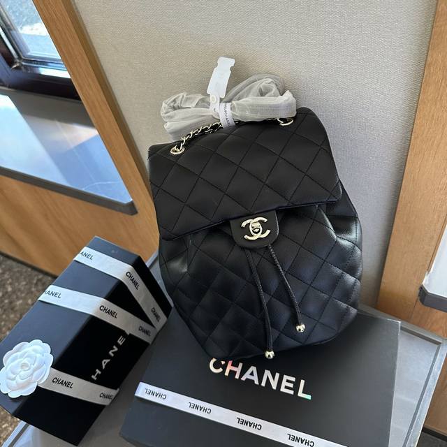 原单牛皮 折叠礼盒包装 Chanel24P Duma中号双肩包 口袋设计加上三个chanel双clogo整包很立体有型 尺寸25Cm