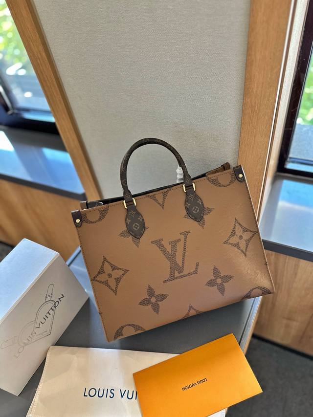 原版皮 “折叠礼盒官网飞机盒” Lv本款onthego中号手袋释放monogram Empreinte压纹皮革的娴雅意味，可为当季造型注入盎然春意。充裕容量满足