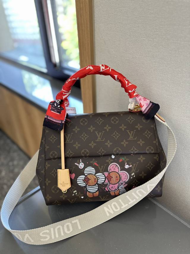折叠礼盒官网飞机盒” 送丝巾 Lv 路易威登cluny 老花 单肩斜款 这款包真的很简单 越看越好看 容量非常感人 轻松装纳日常随身物品 这只包真的要安利大家