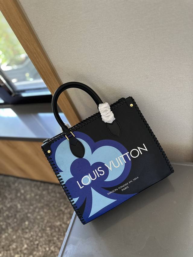 双面印花 Dior 纯手工编织 原版面料 世界奢侈品顶级品牌世界奢侈品史，时尚界最杰出的时尚设计风格 专柜同步在售 最新设计超受亲们青睐，最最l爆大气百搭不挑人