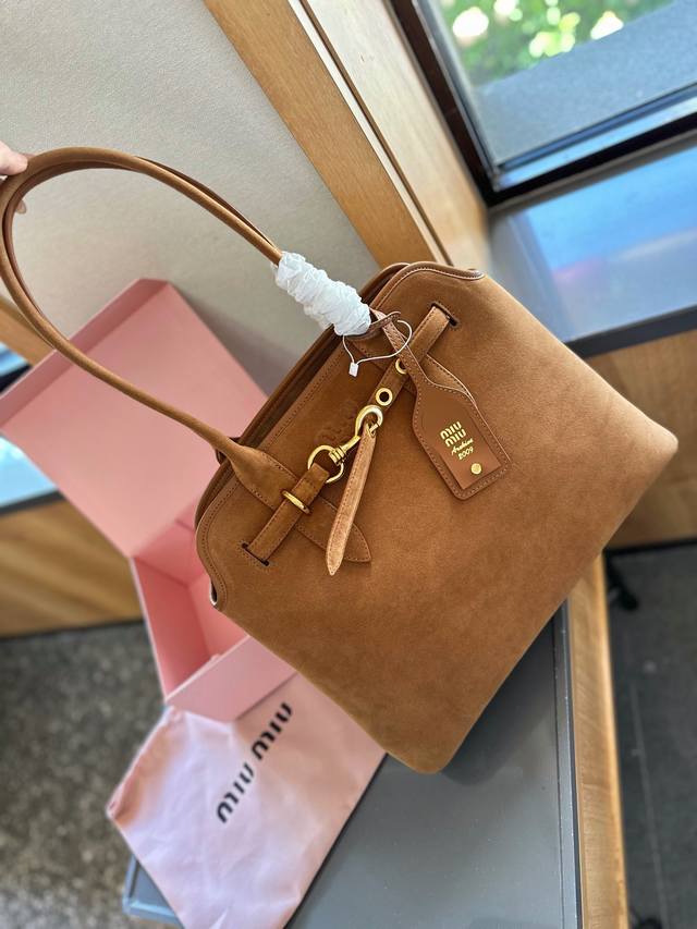 麂皮 Miumiu 通勤人必备 贝壳包包 这只aventure我要夸爆它绝对是公文包中的颜值天花板 绝对的断货王酷酷的慵懒感洋气且时髦 还有一丢vintage感