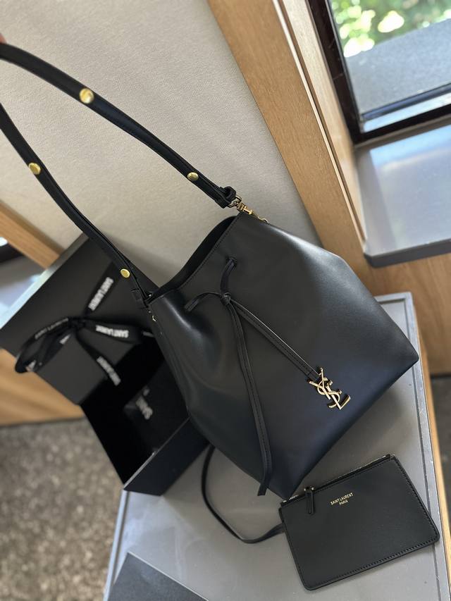 礼盒包装 Ysl 圣罗兰 抽绳水桶包 精致美丽 高级优雅 很好驾驭，不挑衣服，不挑季节 一年四季都可，可盐可甜 高个子小姐姐背，气质御姐范 小个子的小姐姐背，甜
