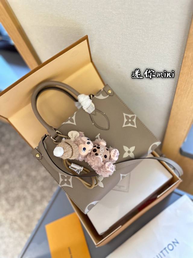 迷你 “折叠礼盒官网飞机盒” Lv Onthego Eastwest压花横版托特包 开挂啦！怎么这么好看！ 超级可爱的尺寸，设计简洁时尚 符合所有日常出行的各种