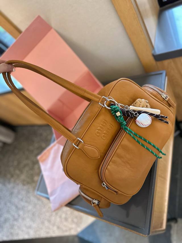 礼盒包装 缪缪miumiu今年最特别款式机车包.斜挎包-缪缪miumiu今年最特别款式机车包.斜挎包 采用顶级进口小羊皮， 皮质柔软，棉质缎面衬里,多口袋设计模