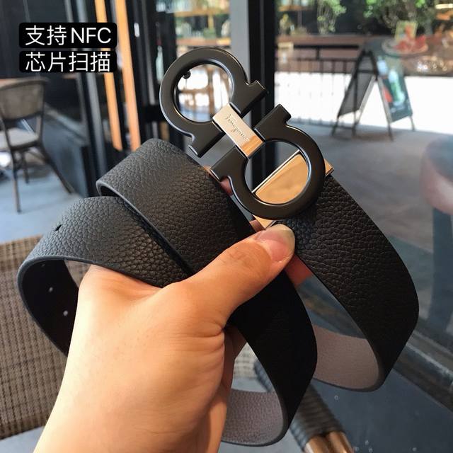 礼物首选ferragamo菲拉格慕 皮带将摩登设计与精湛的手工技艺完美结合 打造出风格华贵典雅,实用性和款式并重;3.5Cm宽 搭配最新原版真空电镀五金扣,不易 礼物首选ferragamo菲拉格慕 皮带将摩登设计与精湛的手工技艺完美结合 打造出风格华贵典雅,实用性和款式并重;3.5Cm宽 搭配最新原版真空电镀五金扣,不易