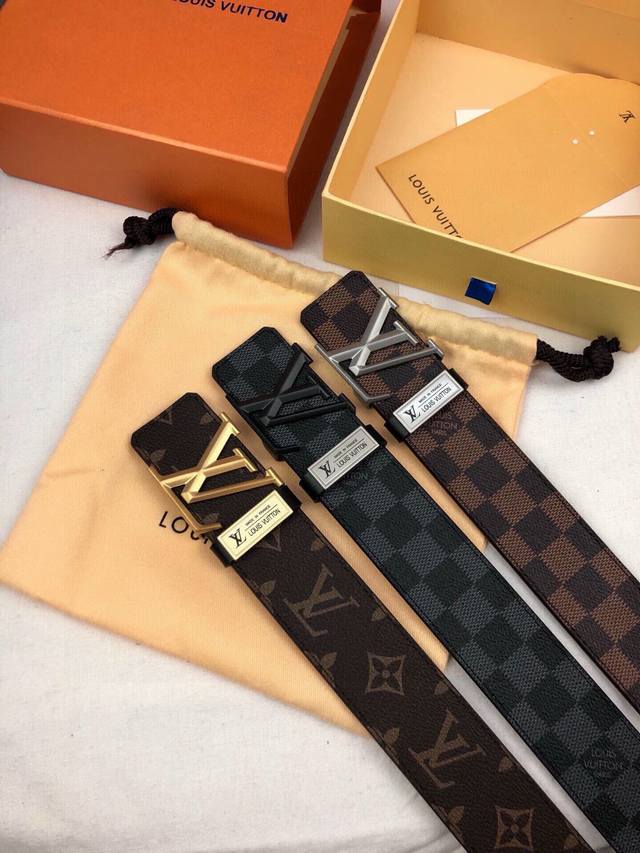 Lv皮带宽度：4.0Cm 专柜同步最新系列，搭配精致雕扣头 媲美代购欢迎对比时尚百搭，品味的体现，休闲高大上！ Iphone实物实拍， 腰带上身效果超好，抓紧转