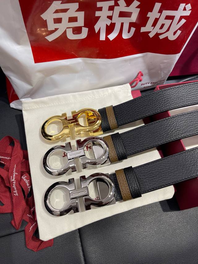 送男友礼物首选 菲拉格慕这款时髦的双面皮带采用双色设计，柔软的牛皮经过手工处理，双面可用 一面黑色一面卡其色打造出极其柔韧的触感。Gancini扣饰饰有对比细节