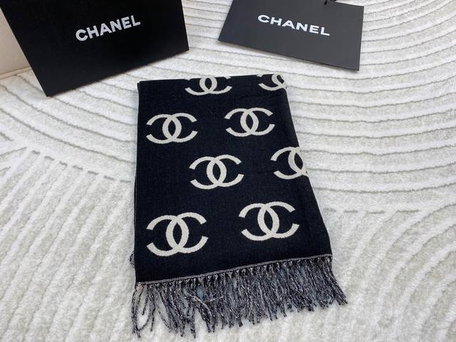 配盒 Chanel 高级舒适 时髦有气质 香奈儿这款触动内心的柔美围巾，围巾配有双c 光影下非常漂亮 大气优雅 简单 颜色我给满分！！！有点独有的仙气，女性气质