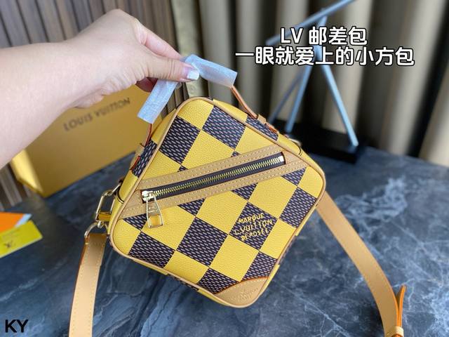 配全套包装 Lv 邮差包 百搭到没朋友 就是酷 时尚感超强 辦识度很高 方方正正很能装 上身也帅气！ 尺寸：18.5Cm*厚8Cm