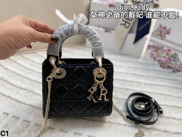 配折叠盒 无人不知无人不晓的戴妃 当属三格最经典 也数黑金配色最经典 搭在一起就是yyds 高级又优雅的dior戴妃包 黑金增添了几分帅气 Dior字母标吊坠很