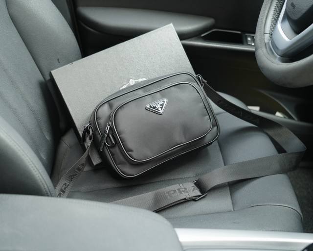 普拉达 官网同步 高版本 单肩斜挎背包 经典不过时之作 原单布料材质 手感细腻 深度防水耐磨 非市面普通货 低调奢华 完全不浮夸的款式 日常又时髦 配全套包装礼