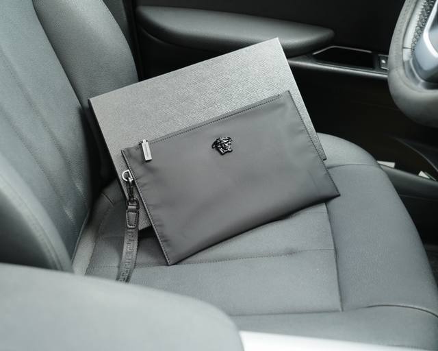 范思哲 官网同步 高版本 手拿包 全球轰抢单品 原单布料制作 质感超好 日常出门经典百搭 一眼万年的款 非市面普通货 贸易公司订单货 配全套包装礼品盒装等..