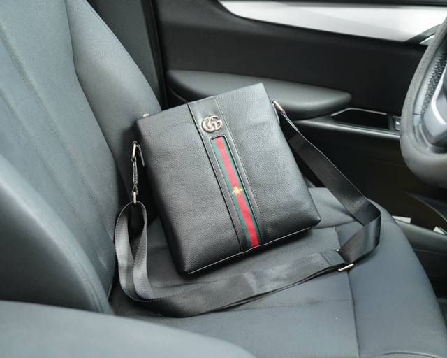 古驰 官网同步 高版本 斜挎单肩背包 永恒不过时的标志性产品 纯原单小牛皮 顶级五金制作 非市面普通版本 今年gucci最爱的款 全部实拍 实用性非常高 完全不